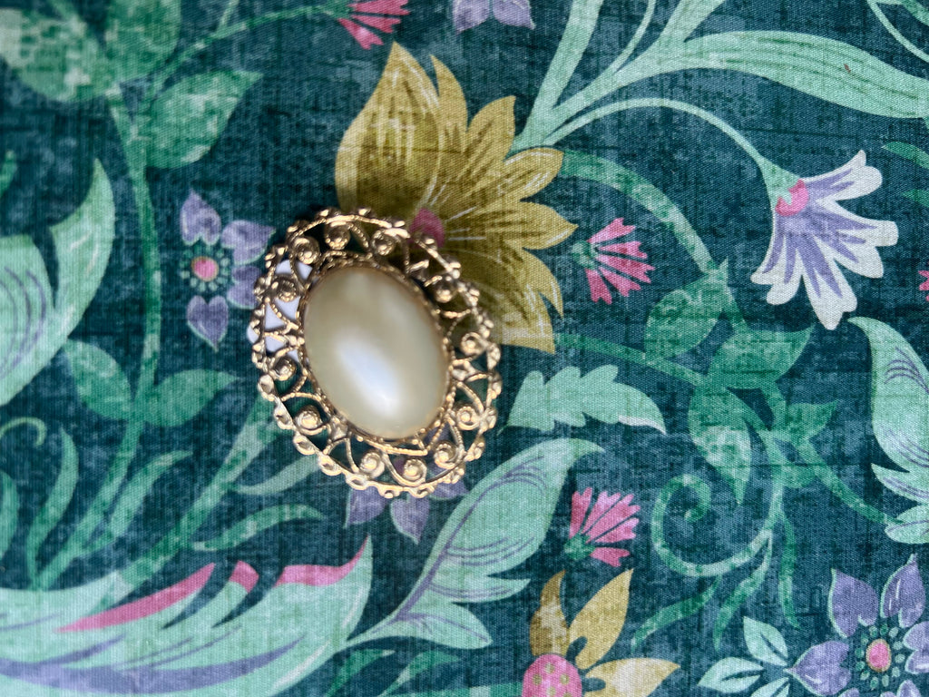 Pearl oval pin